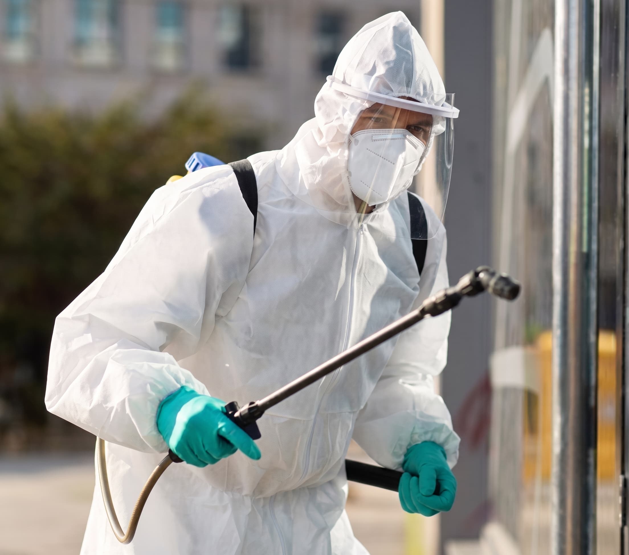 Técnico realizando una fumigación exterior en una vivienda