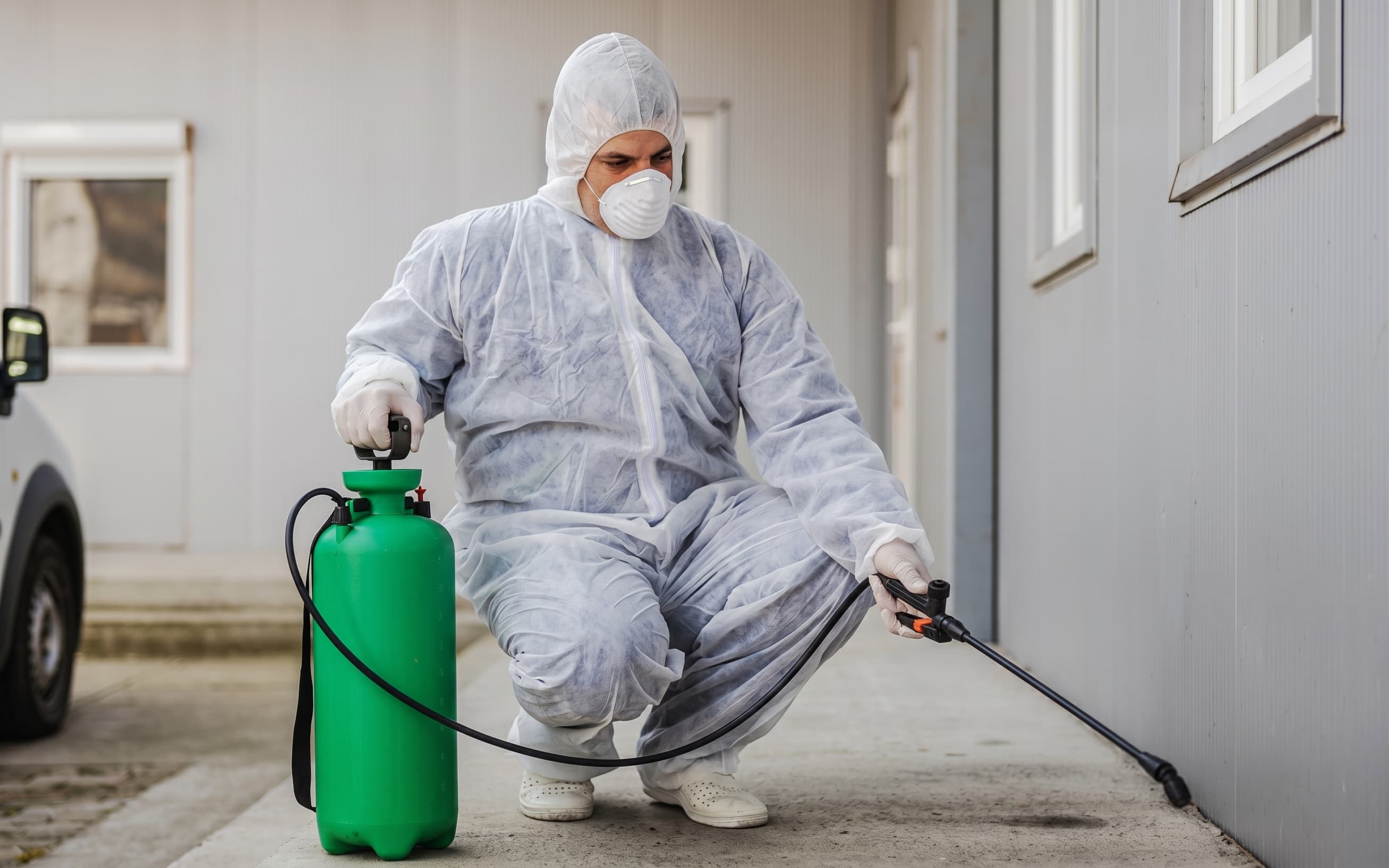 Técnico realizando tratamiento perimetral en el exterior de una propiedad