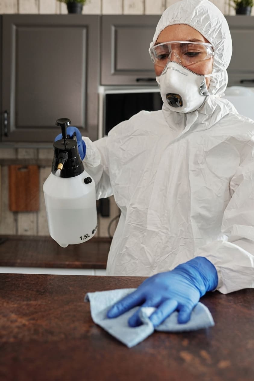 Técnico de SAE Saneamiento con equipo de protección completo, listo para aplicar un tratamiento